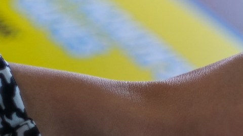 La mano de una persona llena los números en una tarjeta del sorteo Mega Millions.