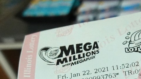 Imagen de dos boletos de Mega Millions.