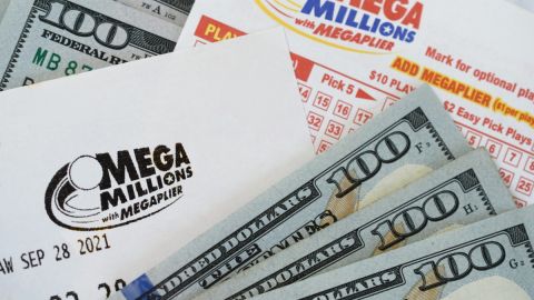 Billetes de $100 dólares que sobre dos boletos de Mega Millions.