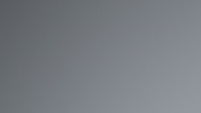 Imagen de una vivienda en miniatura sobre una torre de cubos de madera y una mano que está retirando uno.