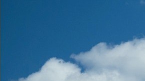 El letrero en rojo de Netflix colocado en el muro de un edificio de color gris.