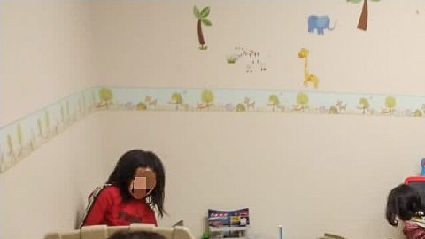 La familia permanece en la oficina municipal del Sistema de Desarrollo Integral de la Familia en Tijuana.