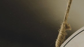 Un letrero de forma circular que avisa sobre la apertura de un negocio.