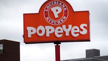 El letrero de la marca Popeyes en color naranja y con una gran letra "P".