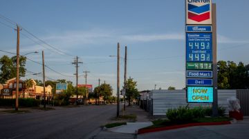 Imagen de una torre de precios en una estación de gasolina.