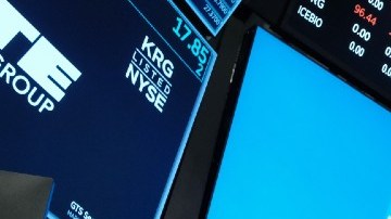 Una persona en medio del patio de operaciones de Wall Street.