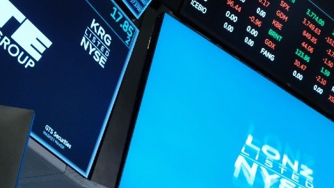 Una persona en medio del patio de operaciones de Wall Street.
