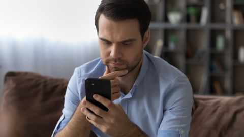 "Cuello de texto" como el uso del teléfono está cambiando nuestra columna vertebral