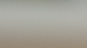 Una imagen con un pequeño vaso en el que hay billetes de dólar, unas gafas y una calculadora.