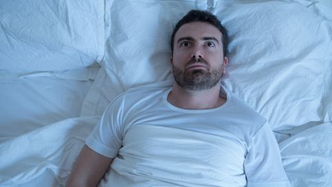 Hombre estresado por un sueño.