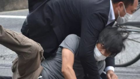 El sospechoso pudo acercarse a pocos metros de Abe prácticamente sin oposición o revisión.