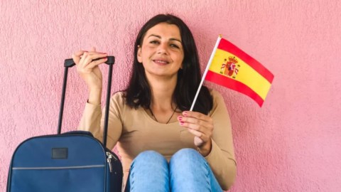 Inmigrantes que ya viven en España podrán regularizar su situación.