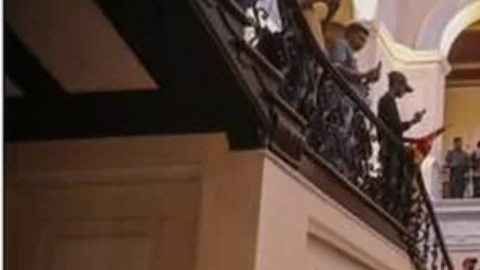 Manifestantes irrumpieron este sábado en el palacio presidencial de Sri Lanka.