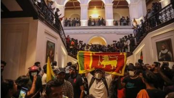 Manifestantes irrumpieron este sábado en el palacio presidencial de Sri Lanka.