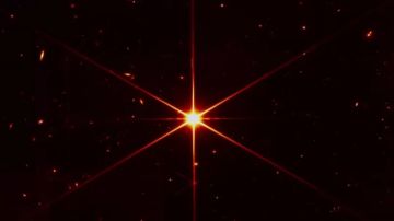 La estrella 2MASS J17554042+6551277 tomada por el JWST en su proceso de calibrado.