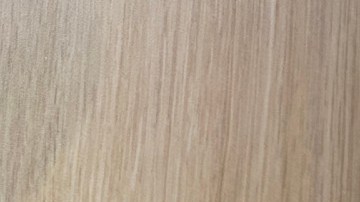 Imagen de dos sandwich de la marca Subway envueltos en papel con colores verde y amarillo, colocados sobre una mesa de madera.