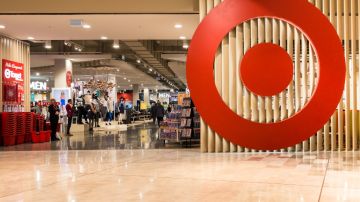 Imagen del logotipo de la tienda minorista Target colocado en el acceso a una de sus tiendas.