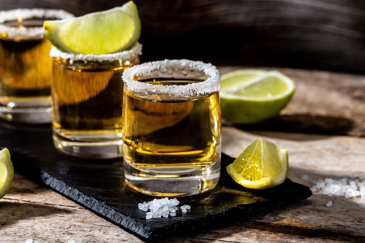 Diversos restaurantes, bares y destilerías ofrecen diversas promociones y ofertas para celebrar el Día Nacional del Tequila en el país.  