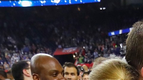 Imagen de Tom Bray, de su esposa Gisele Bündchen y de una de sus hijas en brazos del jugador de futbol americano.