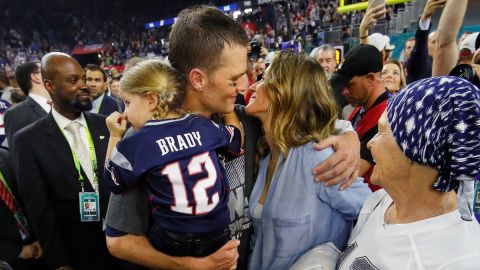 Imagen de Tom Bray, de su esposa Gisele Bündchen y de una de sus hijas en brazos del jugador de futbol americano.