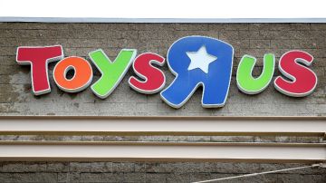 Imagen de una marquesina de la marca de jugueterías Toys'R'us, en una fachada de piedra gris.