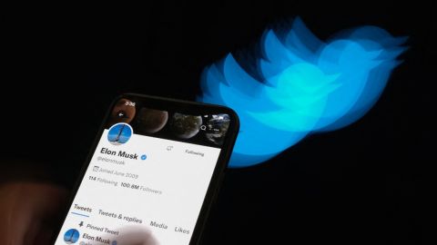 Imagen de logotipo de Twitter distorsionado y de la pantalla de un teléfono móvil.