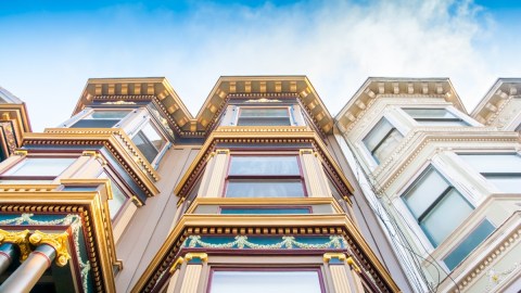 Imagen de departamentos en San Francisco, vistos desde abajo.