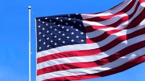 Acceso a una tienda Walmart y de una bandera de los Estados Unidos.