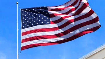 Acceso a una tienda Walmart y de una bandera de los Estados Unidos.