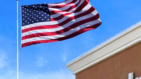 Acceso a una tienda Walmart y de una bandera de los Estados Unidos.