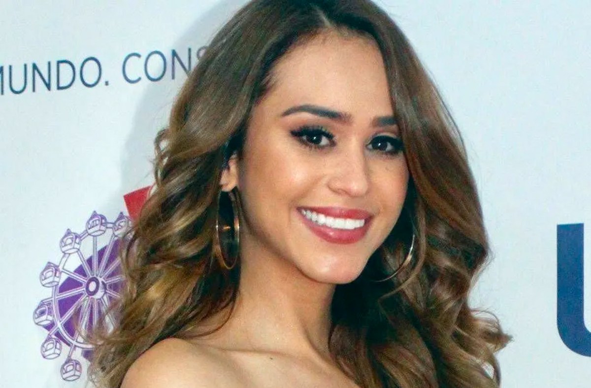 Yanet García mueve su cuerpo sensualmente mientras modela un body de