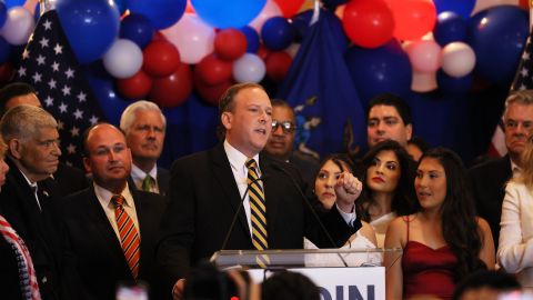 ¡Estás acabado!, video muestra cómo hombre atacó con un cuchillo a Lee Zeldin, candidato a gobernador de Nueva York