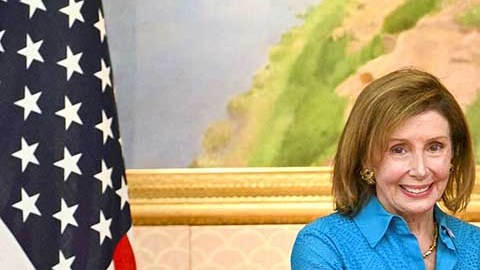 Nancy Pelosi trató varios temas en Tokio y platicó con los medios de comunicación del país.