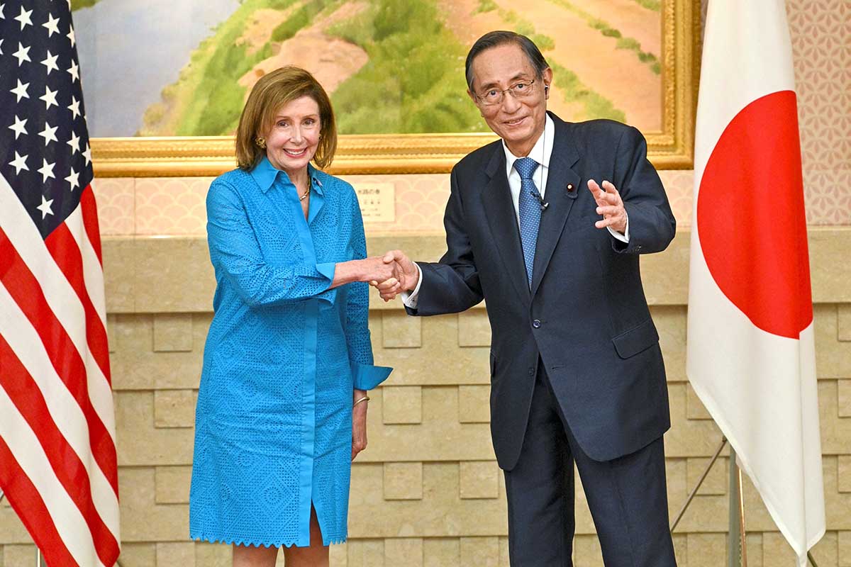 Nancy Pelosi trató varios temas en Tokio y platicó con los medios de comunicación del país.