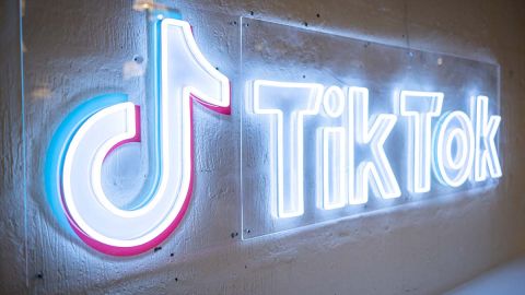 TikTok eliminará contenido sin fundamento y anuncios pagados a influencers.