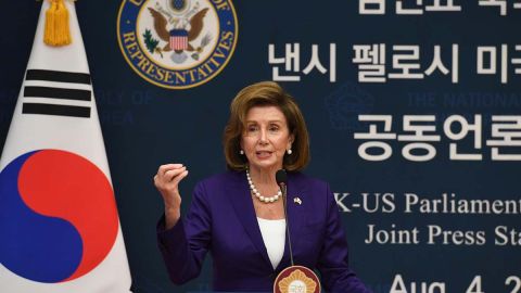 Nancy Pelosi y Kim Jin-pyo se comprometieron a mantener los esfuerzos de ambos gobiernos para la desnuclearización y la paz a través de la cooperación internacional y los diálogos diplomáticos.