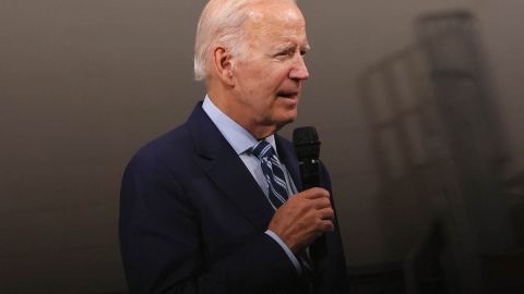 El presidente Biden dijo que está mal amenazar a los servidores porque están haciendo su trabajo.