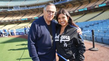 Elisa Hernández con el legendario cronista de los Dodgers, Jaime Jarrín.