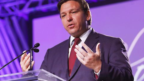 Ron DeSantis fue demandado porque el fiscal desea recuperar su trabajo.