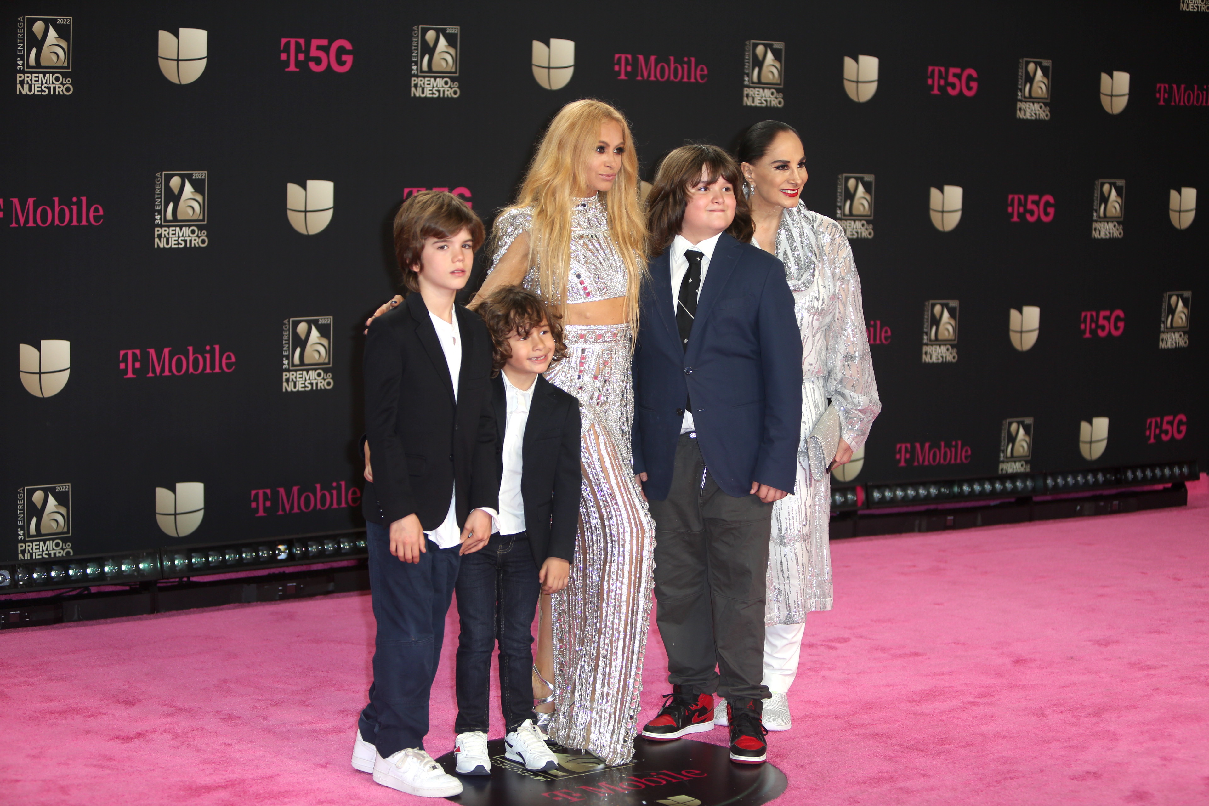 Paulina Rubio con sus hijos Andrea Nicolás y Eros, así como su mamá Susana Dosamantes en la alfombra rosada de la 34 entrega de Premio Lo Nuestro. Foto/Mezcalent.