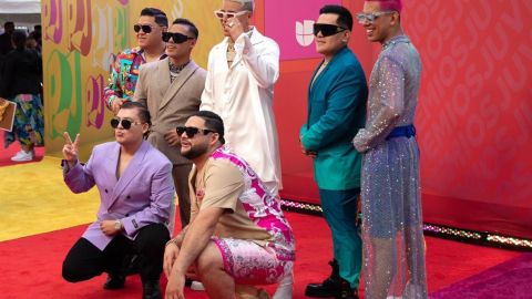 Grupo Firme en la alfombra de Premios Juventud 2022.