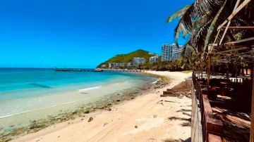 Más de 80,000 turistas están atrapados en el "Hawái chino" por un nuevo confinamiento por coronavirus