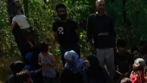 Encuentran a decenas de migrantes en una pequeña isla sin nombre entre Grecia y Turquía