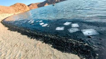 El agua de Balandra, la "playa más bonita de México" que pasó del turquesa a negro