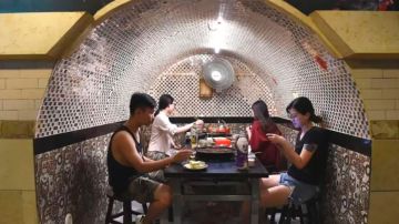 Cuevas-refugio y enormes bloques de hielo: las creativas medidas de los chinos frente a la ola de calor