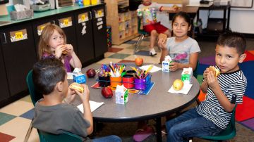 Miles de estudiantes de California podrán desayunar y almorzar gratis en las escuelas.