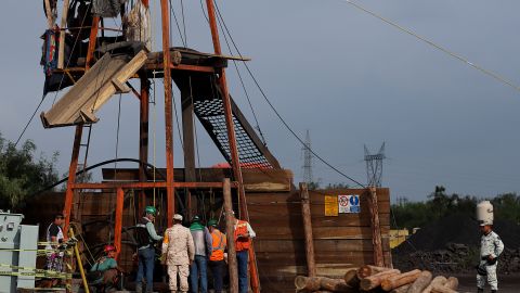 Diez mineros siguen atrapados tras 48 horas del derrumbe ocurrido en una mina de carbón en México.