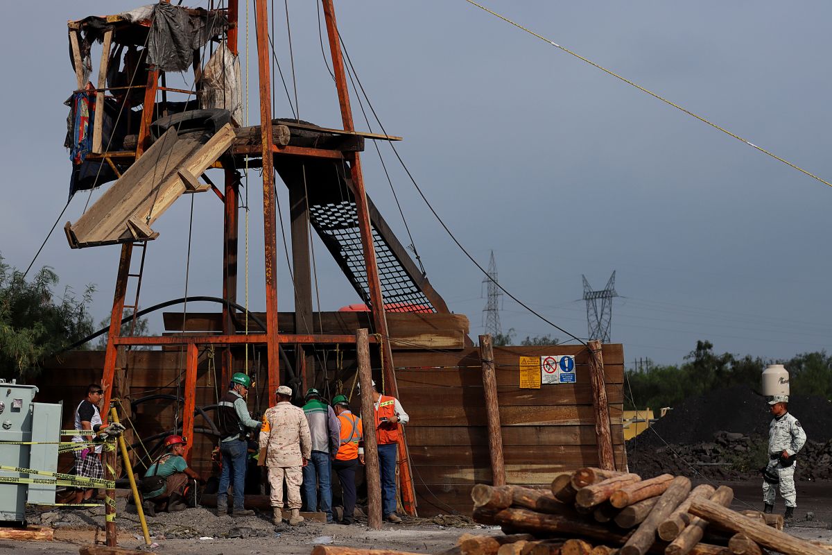 Diez mineros siguen atrapados tras 48 horas del derrumbe ocurrido en una mina de carbón en México.