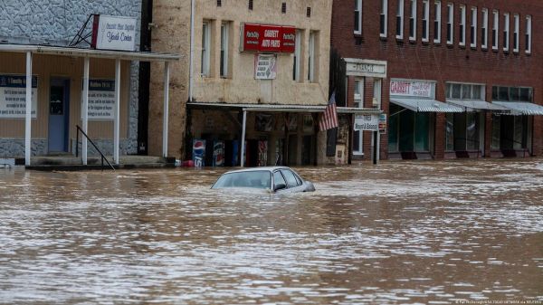 Nuevas lluvias en EE.UU. complican rescates por inundaciones  La Opinión