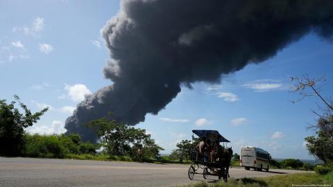 Una gran columna de humo en el lugar del incendio puede verse desde lejos en Matanzas, Cuba.
